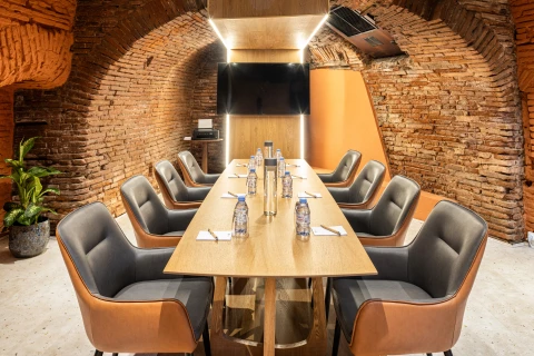 Meeting room for 10 people, fully equipped and located in a basement with red brick walls, in the center of Toulouse.